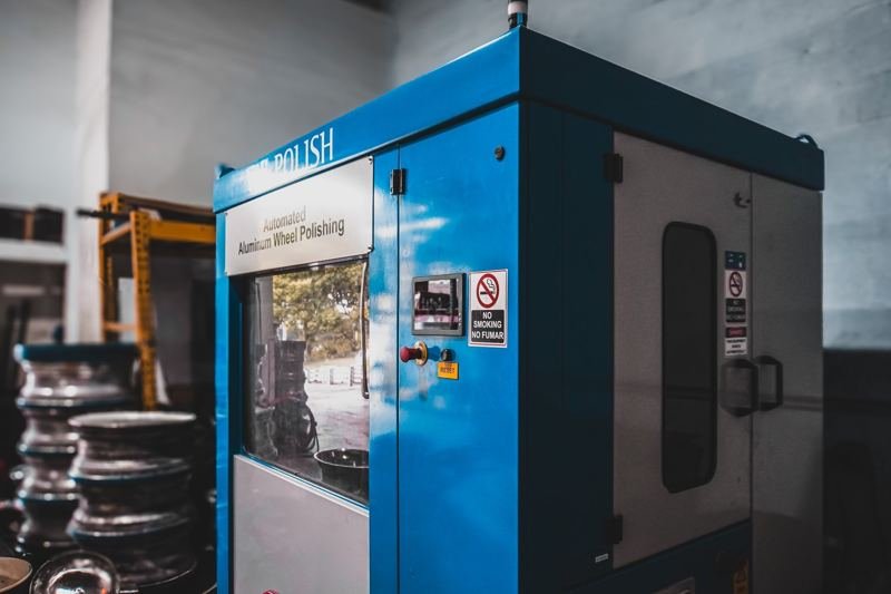 Wheel balancing machine
