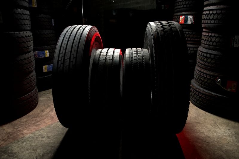 Neumáticos de dirección, tracción y remolque alineados en el almacén de Alex Truck Tire